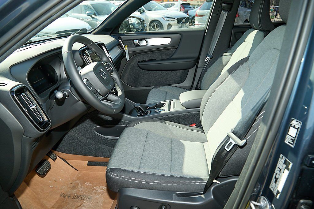 2026 VOLVO XC40 - Image 13