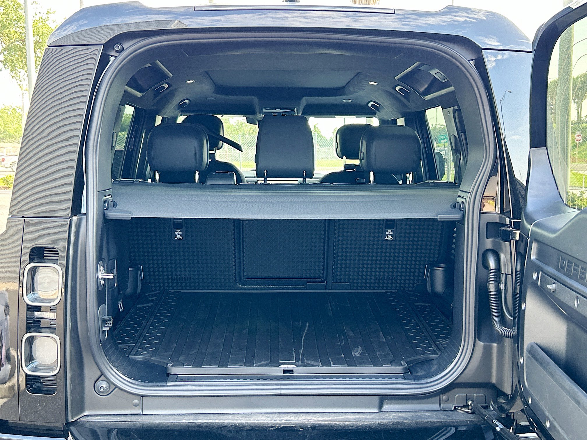 2025 Land Rover Defender 110 photo 3