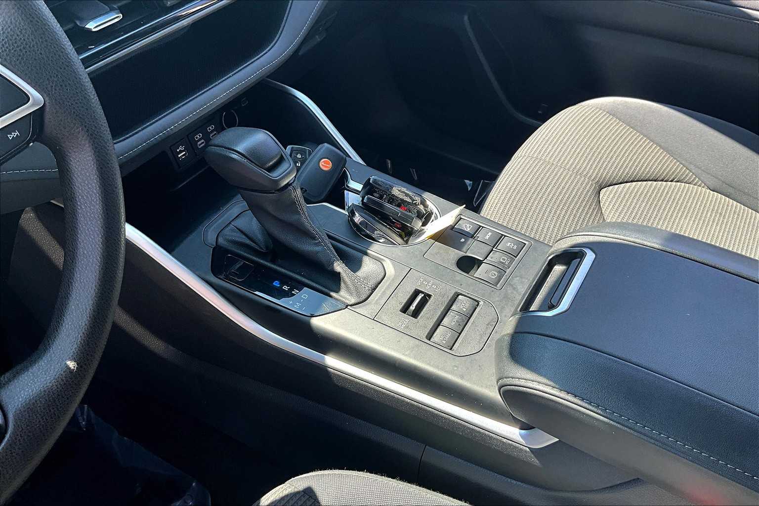 2023 Toyota Highlander L photo 13