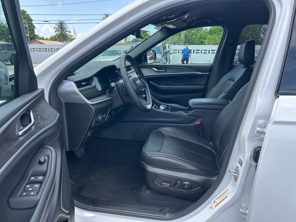 2025 Jeep Grand Cherokee Limited photo 2