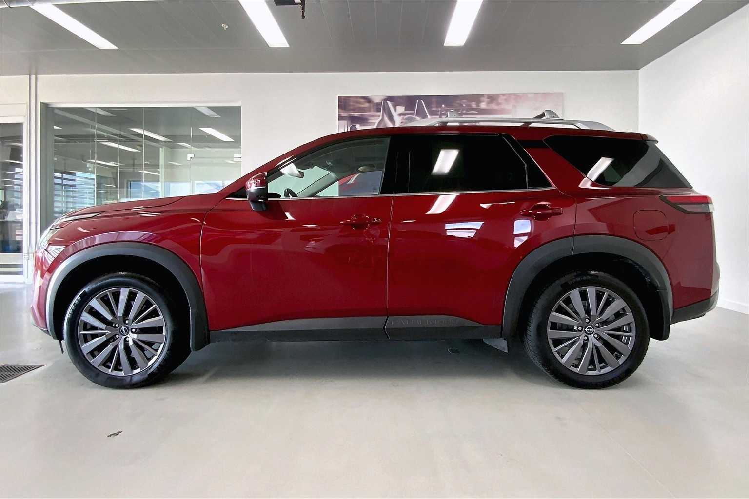 2023 Nissan Pathfinder SL photo 3