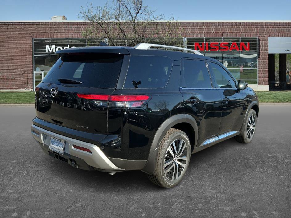 2025 Nissan Pathfinder Platinum photo 3