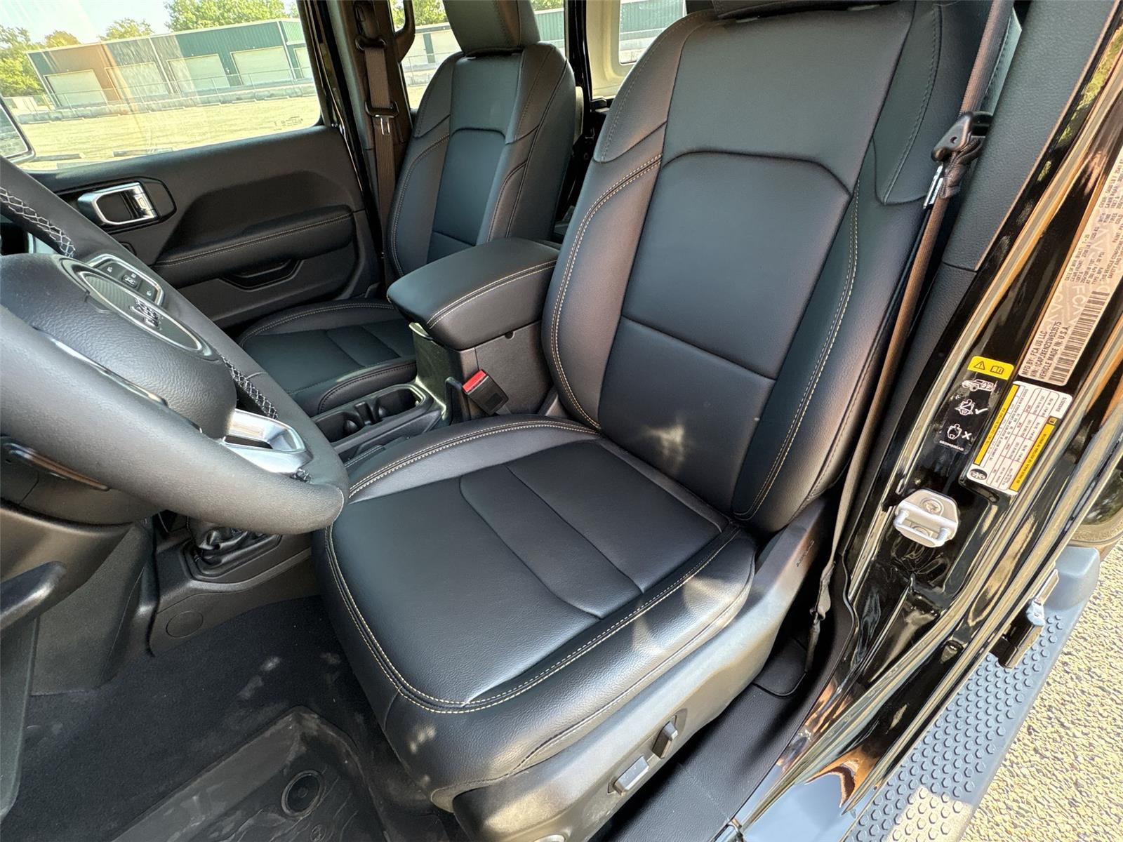 2025 Jeep Wrangler Sahara photo 14