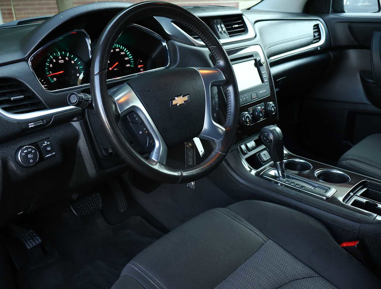 2017 Chevrolet Traverse 1LT photo 2