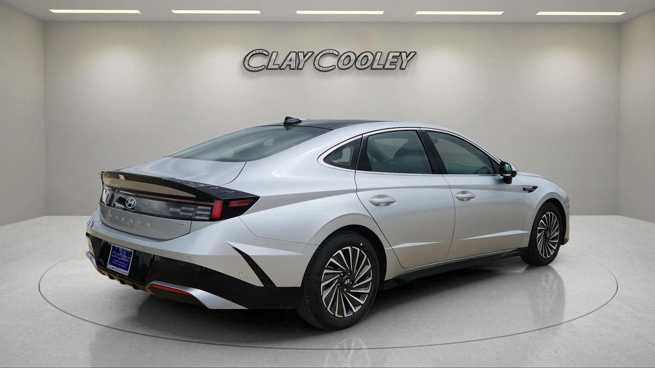 2025 Hyundai Sonata Hybrid Limited photo 2