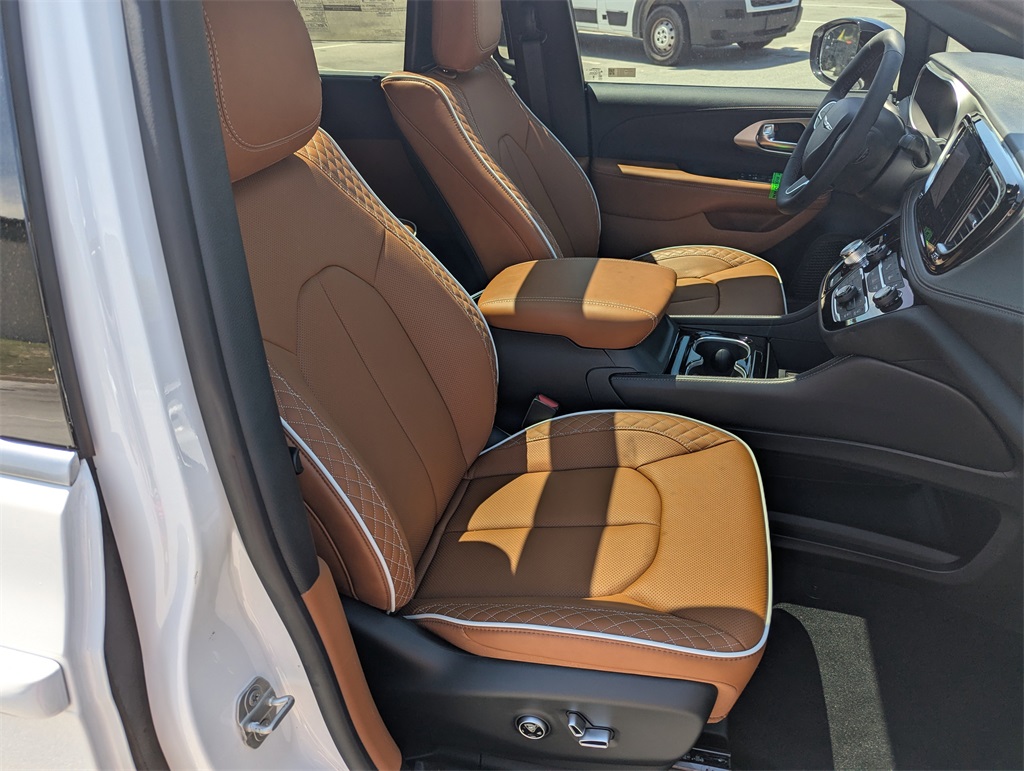 2026 Chrysler Pacifica Pinnacle photo 39