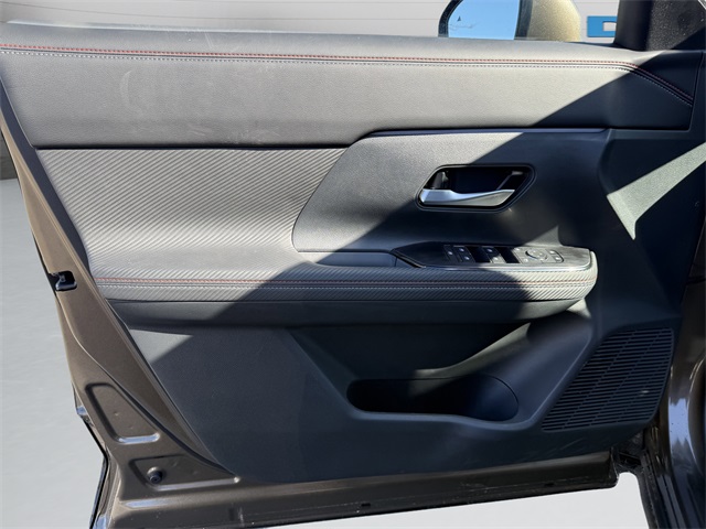 2025 Nissan Kicks SR photo 11