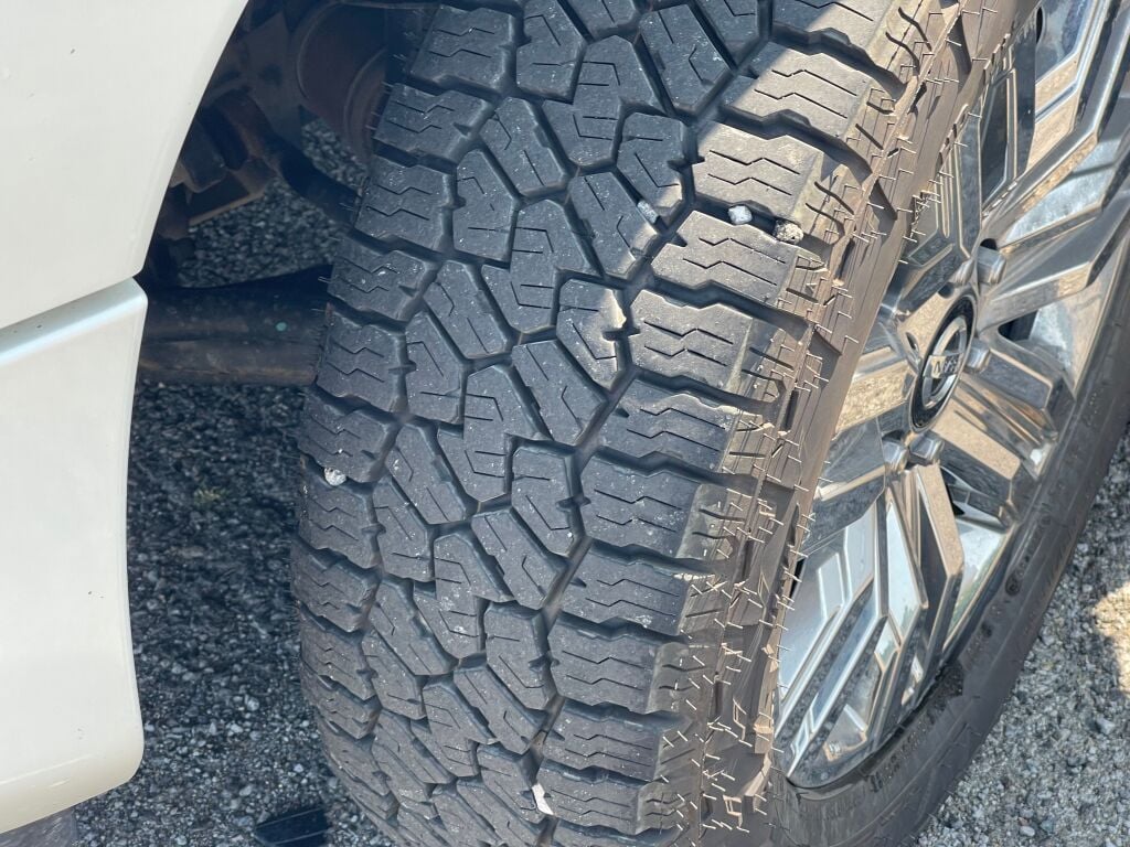 2020 Nissan Titan SL photo 27