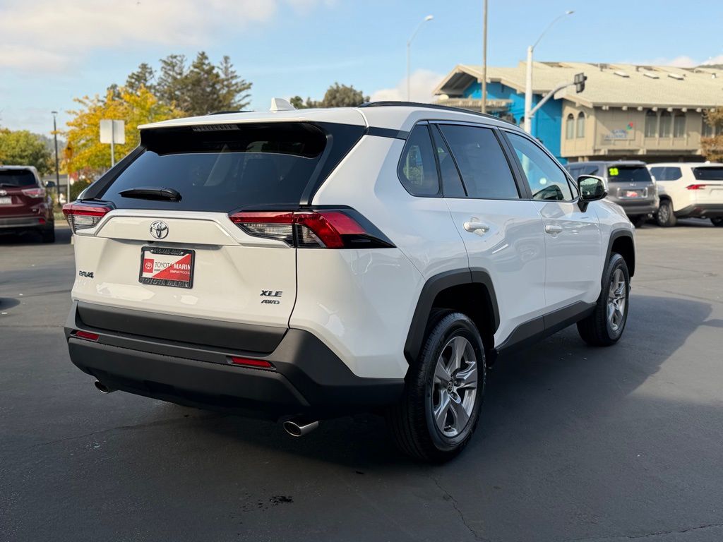 2025 Toyota RAV4 XLE photo 3