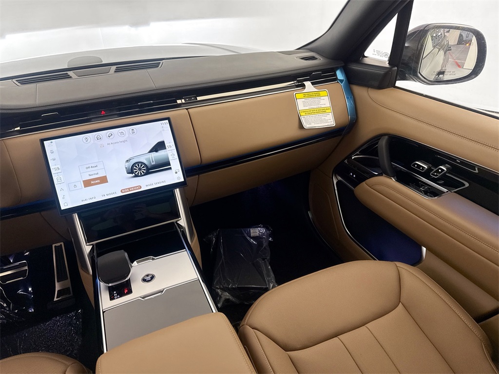 2025 Land Rover Range Rover SE photo 17