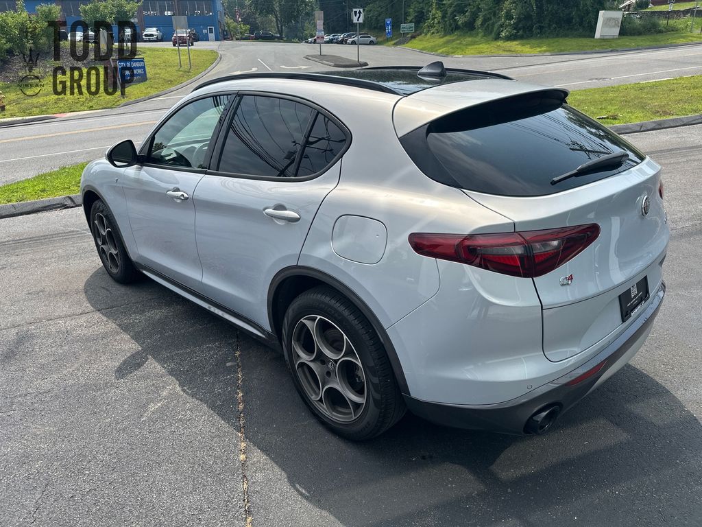 2022 Alfa Romeo Stelvio Ti photo 3