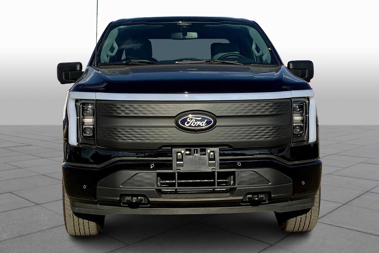 2025 Ford F-150 Lightning photo 2
