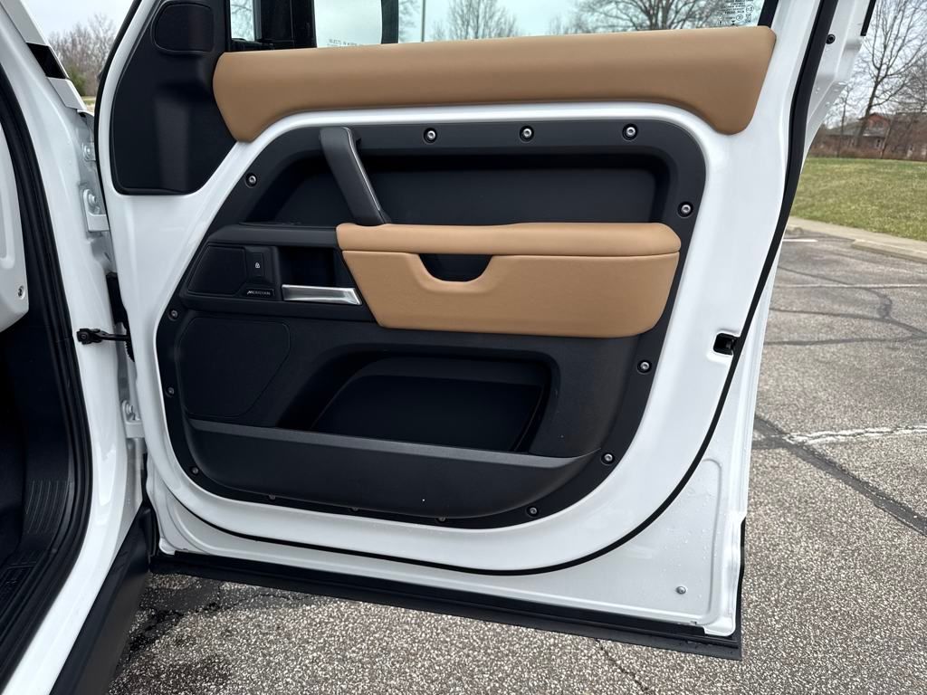 2025 Land Rover Defender 130 S photo 9