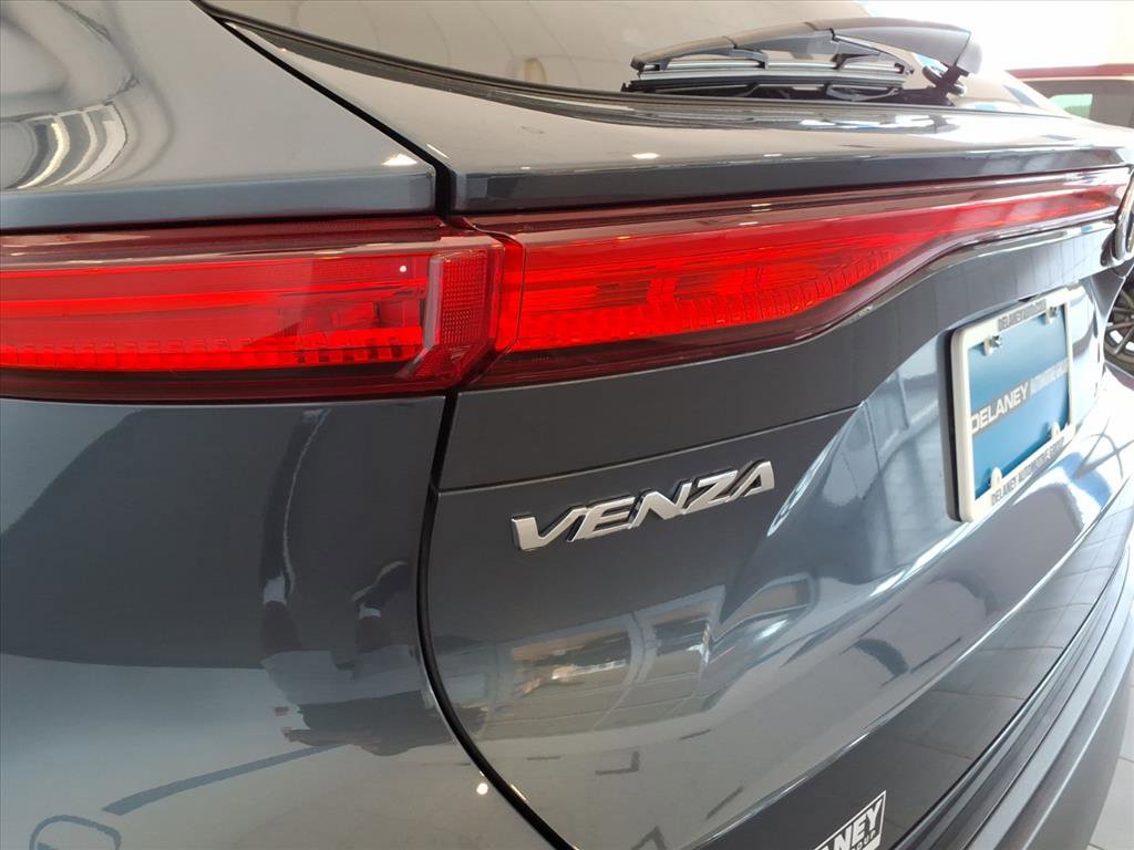 2023 Toyota Venza LE photo 18