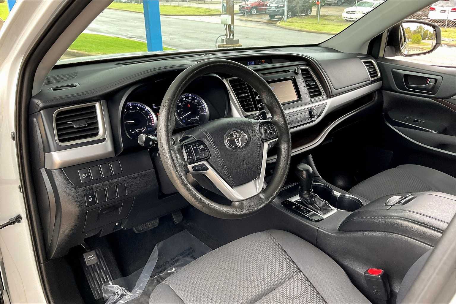 2019 Toyota Highlander LE photo 15