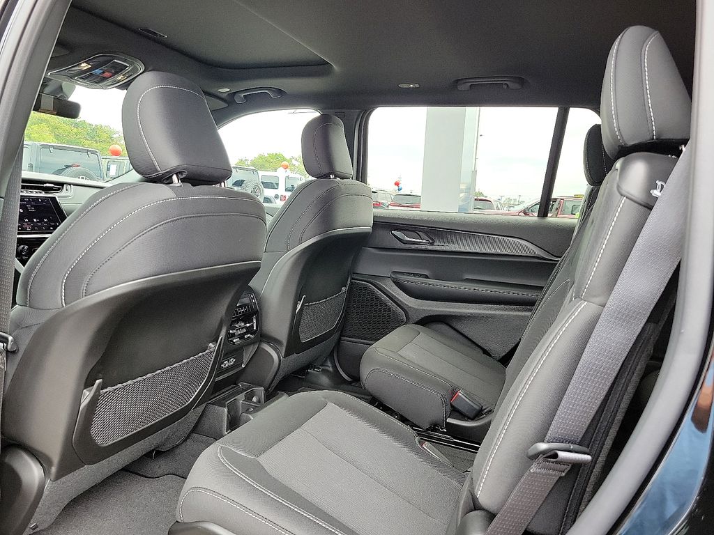 2025 Jeep Grand Cherokee Laredo X photo 10