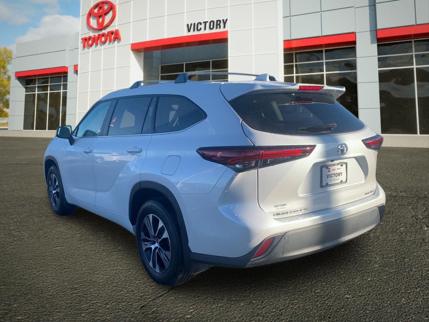 2024 Toyota Highlander XLE photo 2