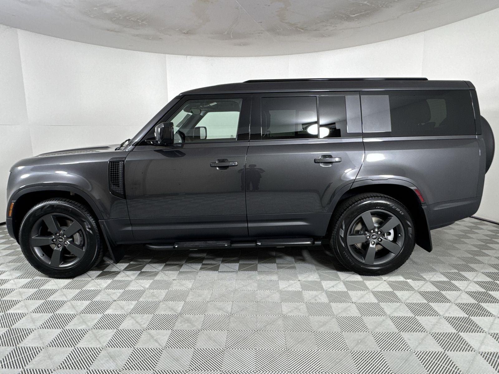 2025 Land Rover Defender 130 S photo 2