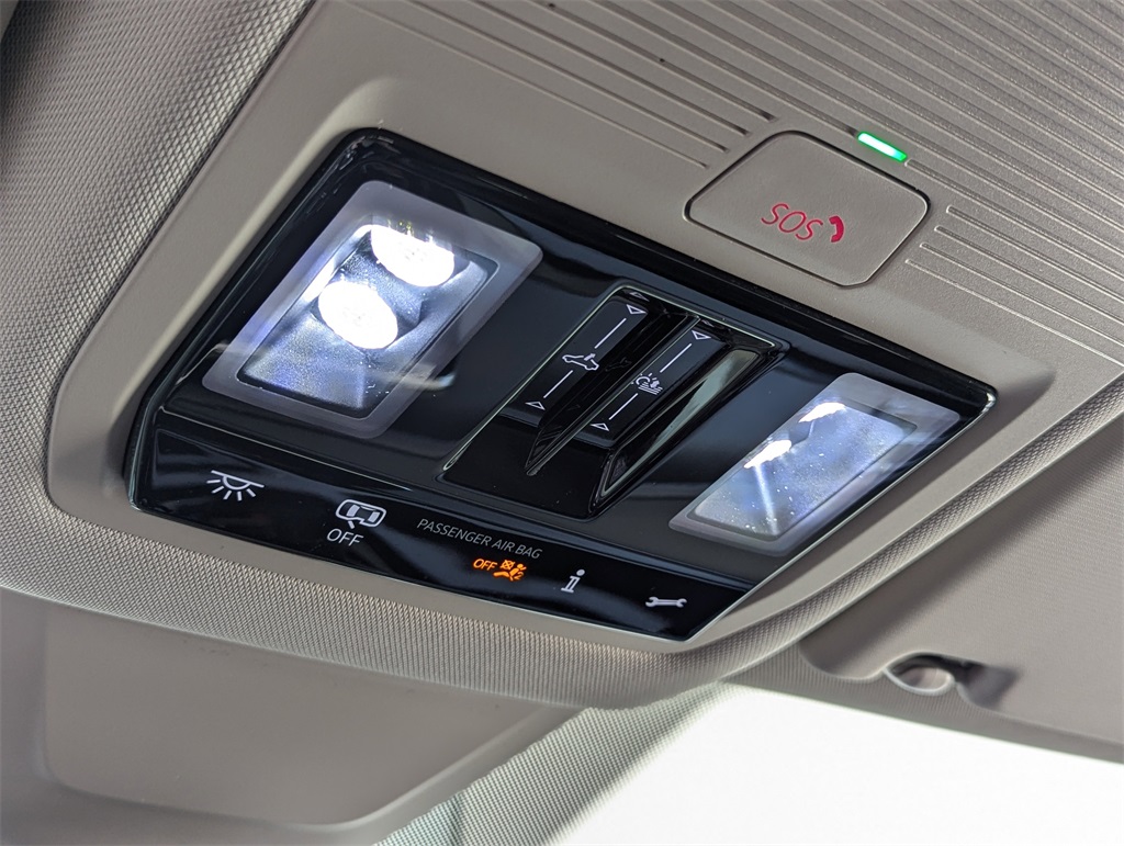 2025 Volkswagen Atlas SE Technology Peak Edition photo 22