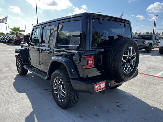 2025 Jeep Wrangler Sahara photo 4