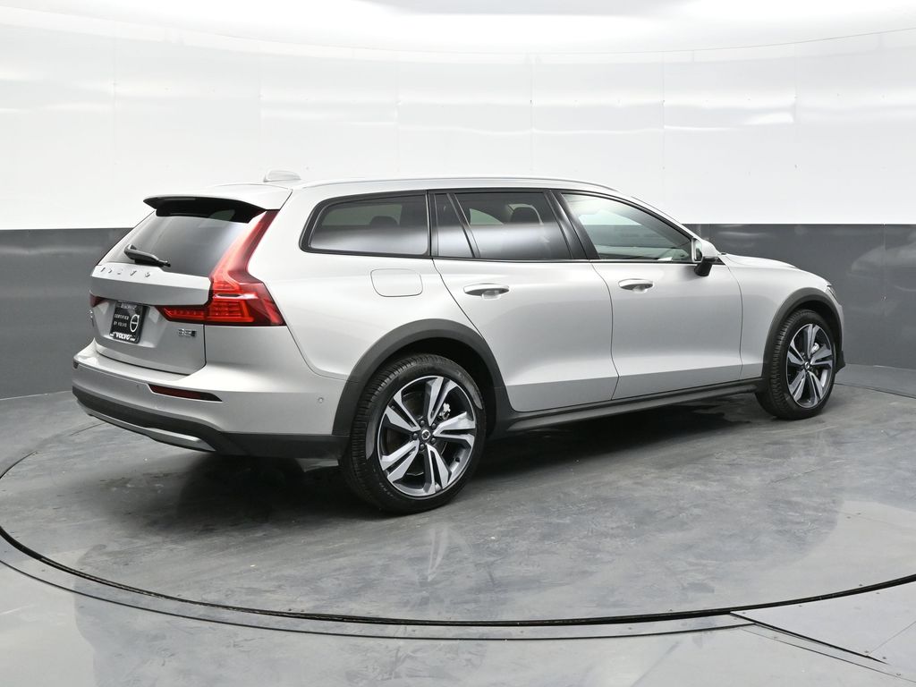 2025 Volvo V60 Cross Country B5 Plus photo 7
