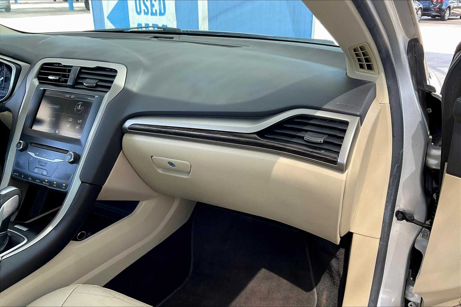 2014 Ford Fusion SE Hybrid photo 18