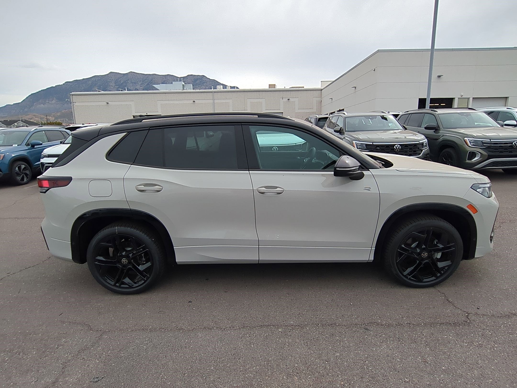 2025 Volkswagen Tiguan SE R-Line Black photo 2
