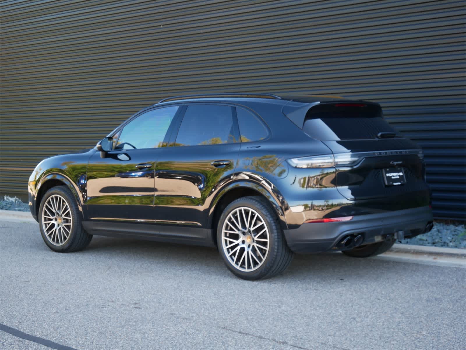 2023 Porsche Cayenne Platinum Edition photo 3