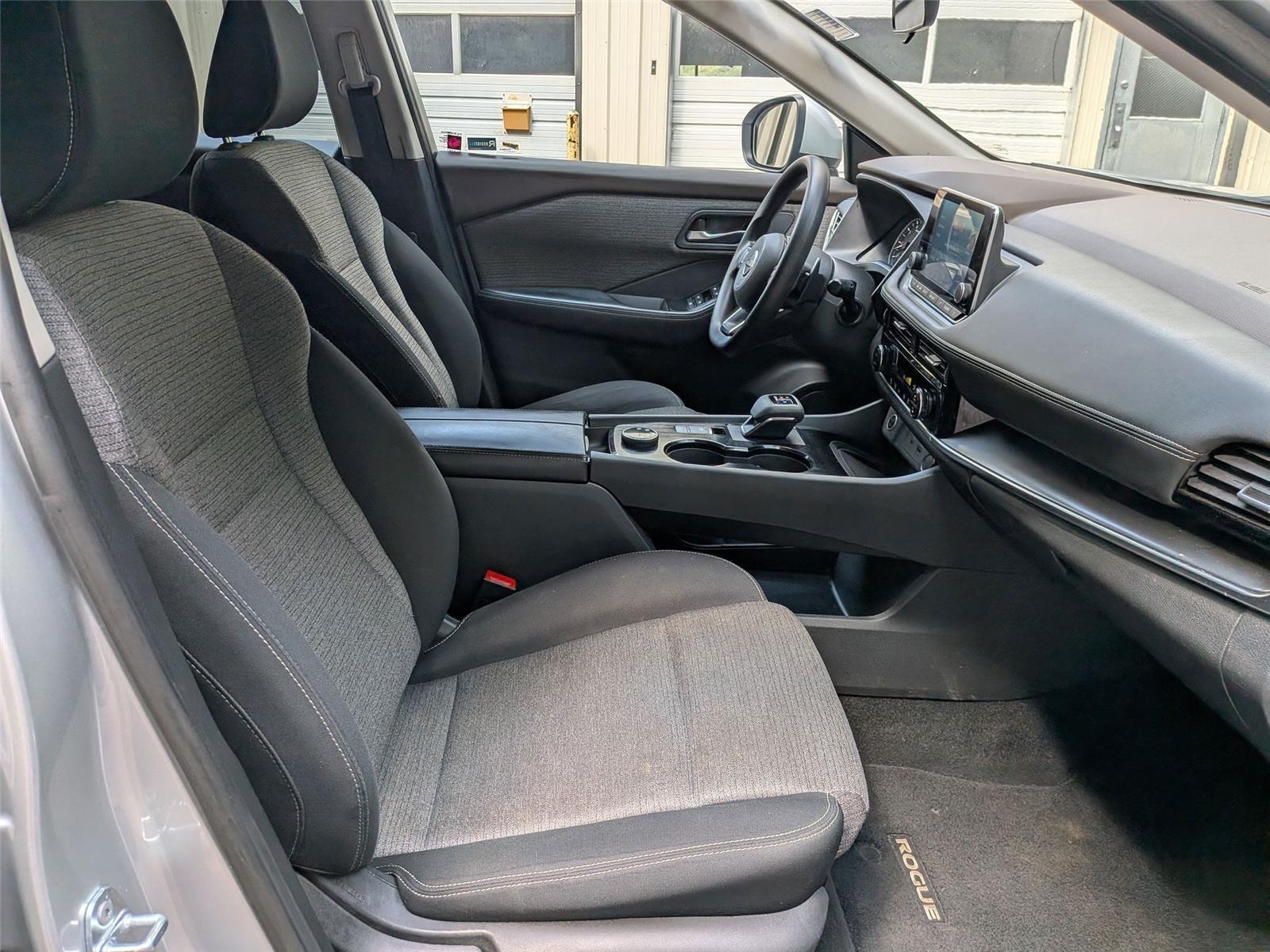 2022 Nissan Rogue SV photo 32