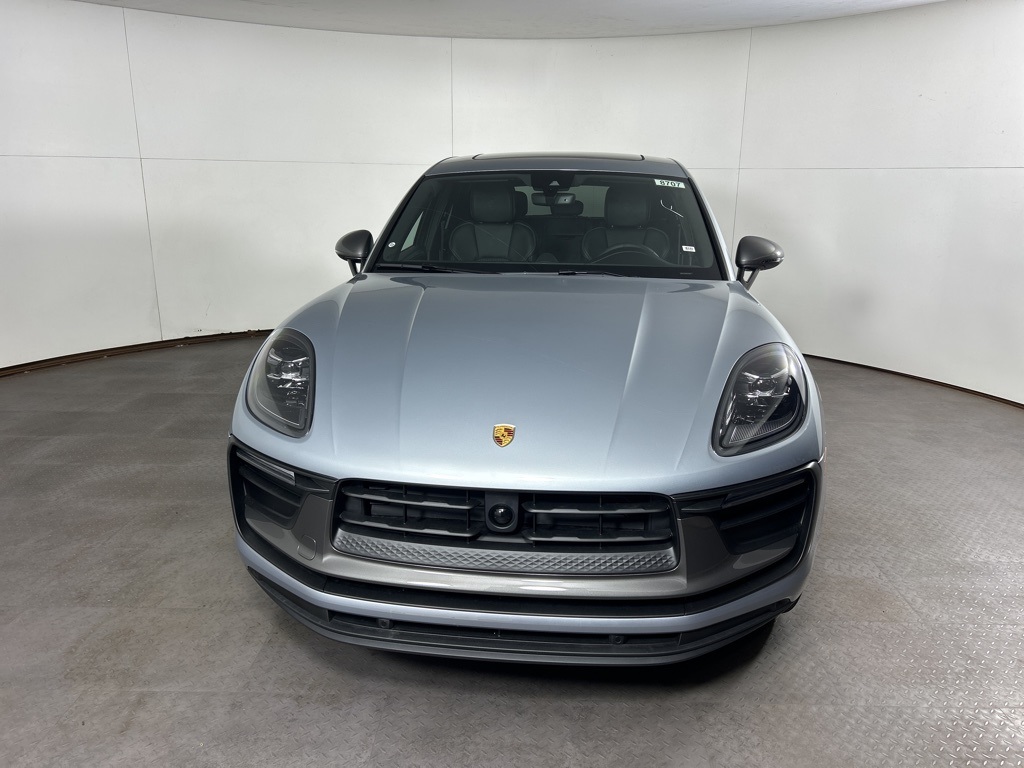 2025 Porsche Macan T photo 2