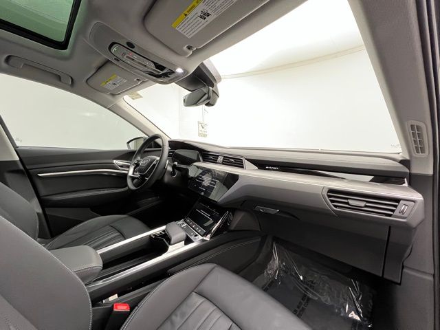 2022 Audi e-tron Premium photo 10