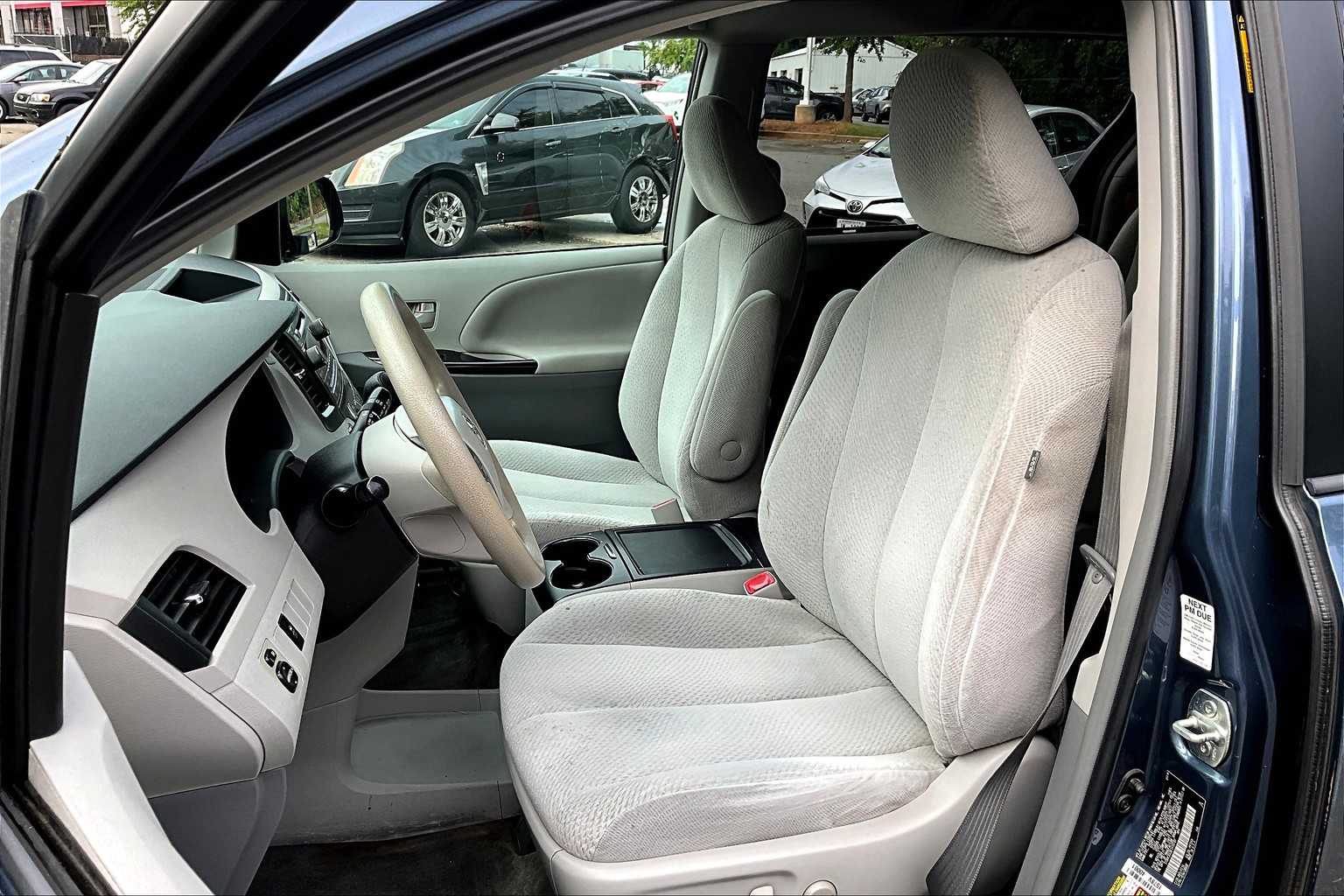 2014 Toyota Sienna LE photo 7