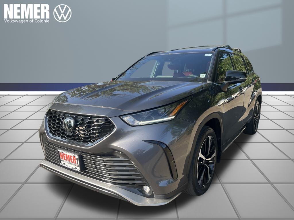 2022 Toyota Highlander XSE's photo