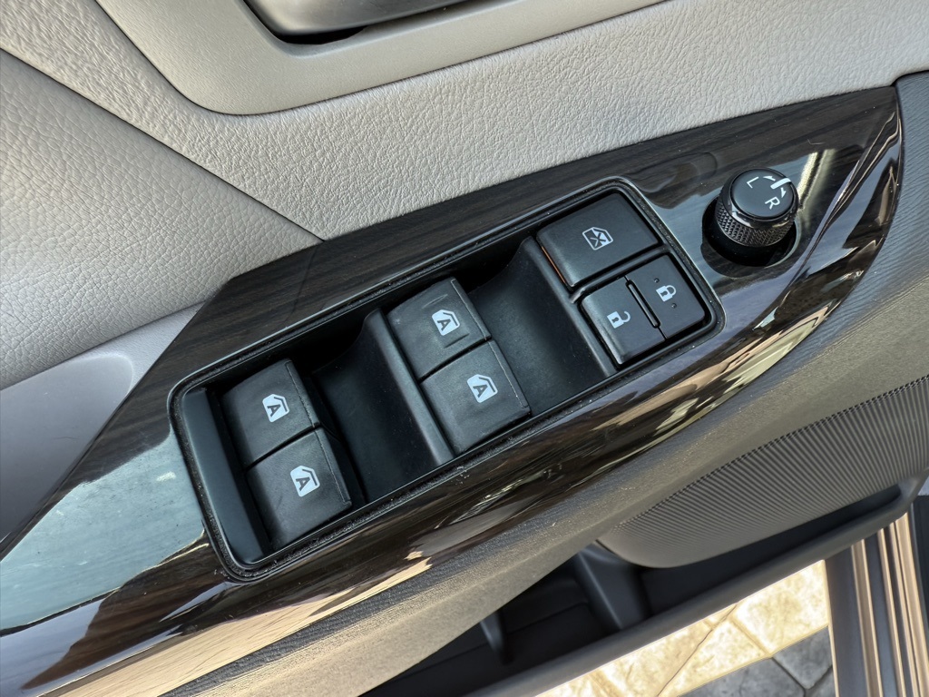 2017 Toyota Sienna Limited XLE Premium photo 18