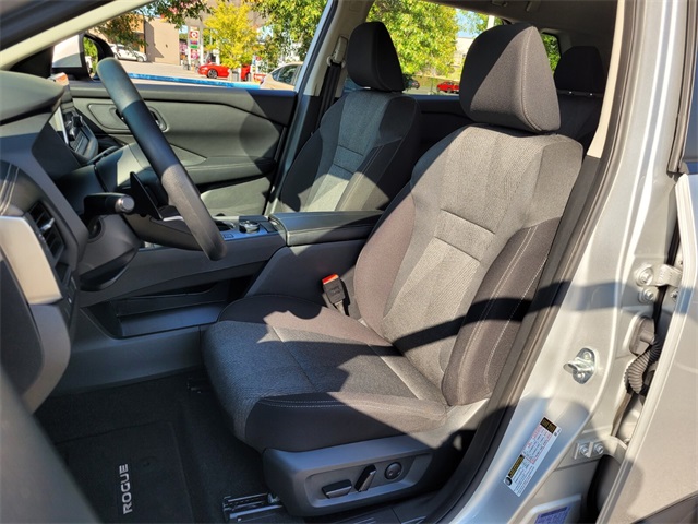 2024 Nissan Rogue SV photo 7
