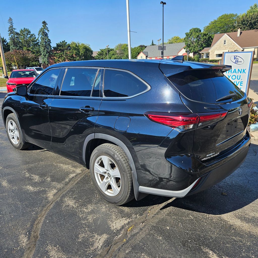 2020 Toyota Highlander LE photo 3