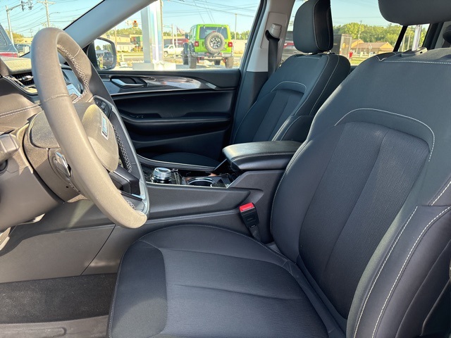 2023 Jeep Grand Cherokee Laredo photo 3