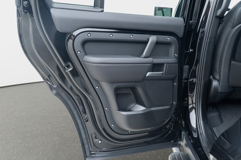 2025 Land Rover Defender 130 X-Dynamic SE photo 20