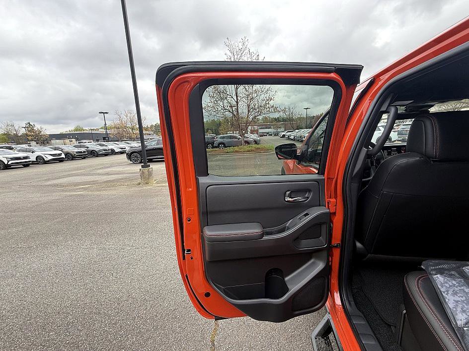 2025 Nissan Frontier PRO-4X photo 10