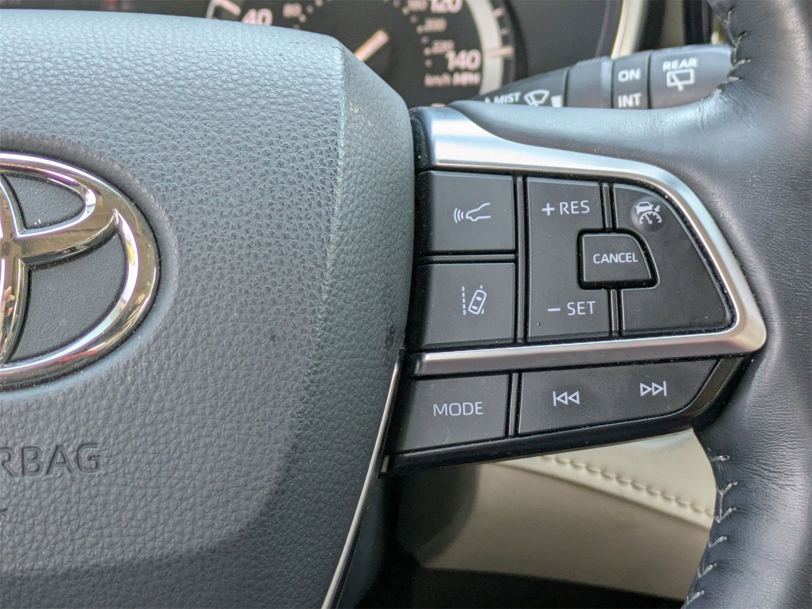2020 Toyota Highlander Limited photo 10