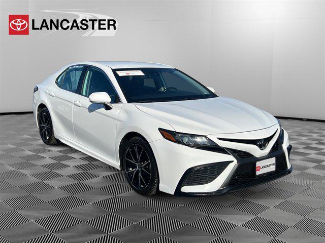 2022 Toyota Camry SE's photo