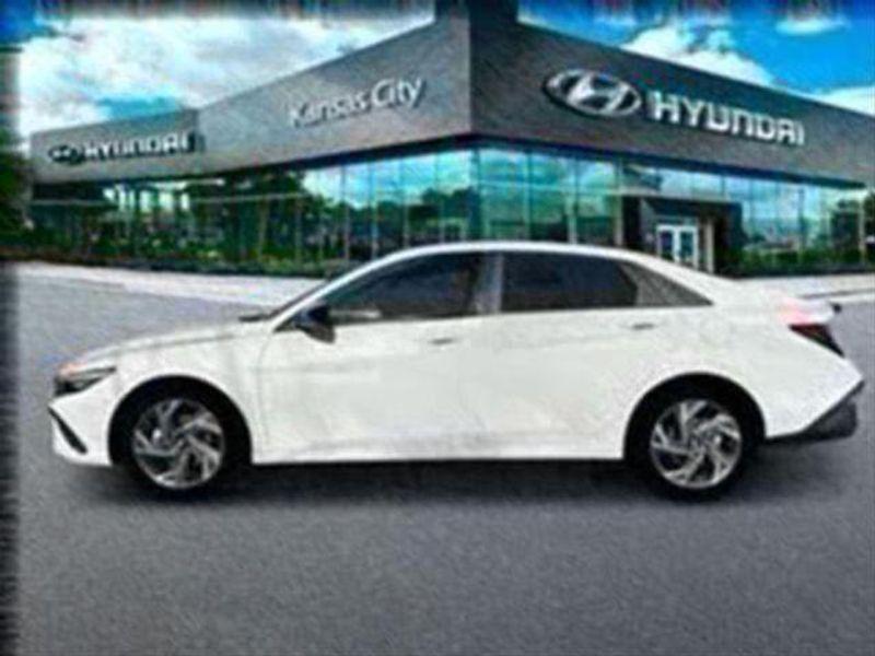 2025 Hyundai Elantra SEL Sport photo 3
