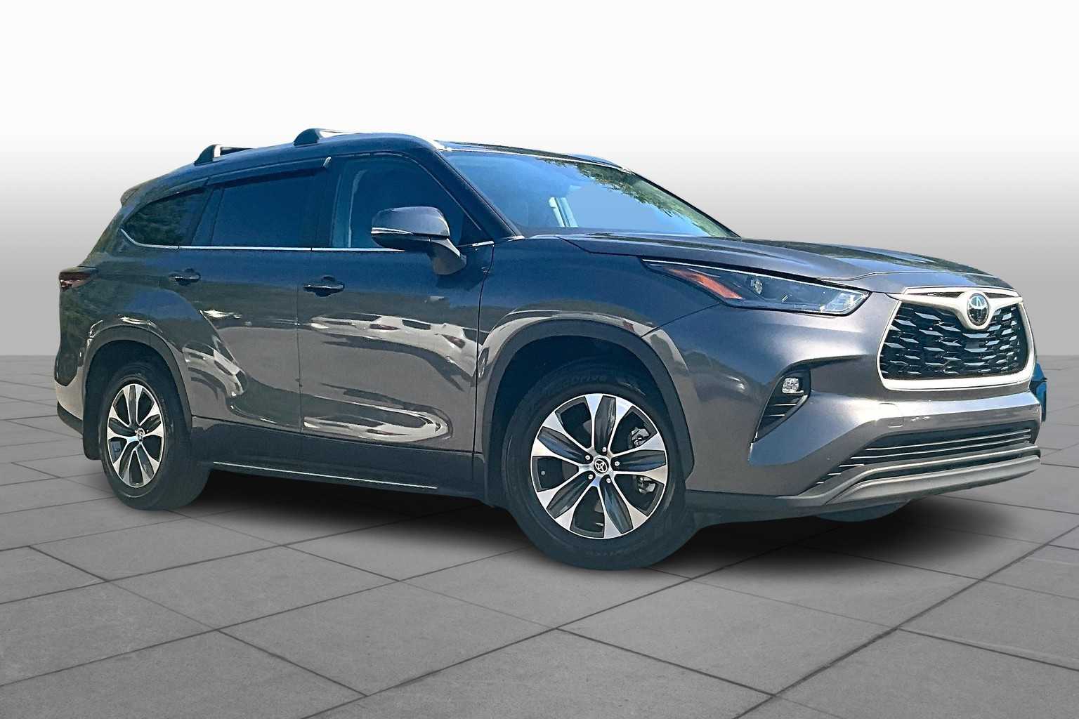 2024 Toyota Highlander XLE photo 2