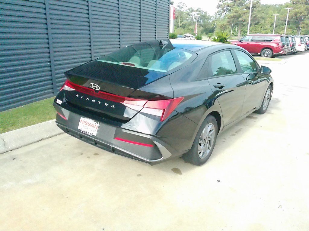 2024 Hyundai Elantra SEL photo 3