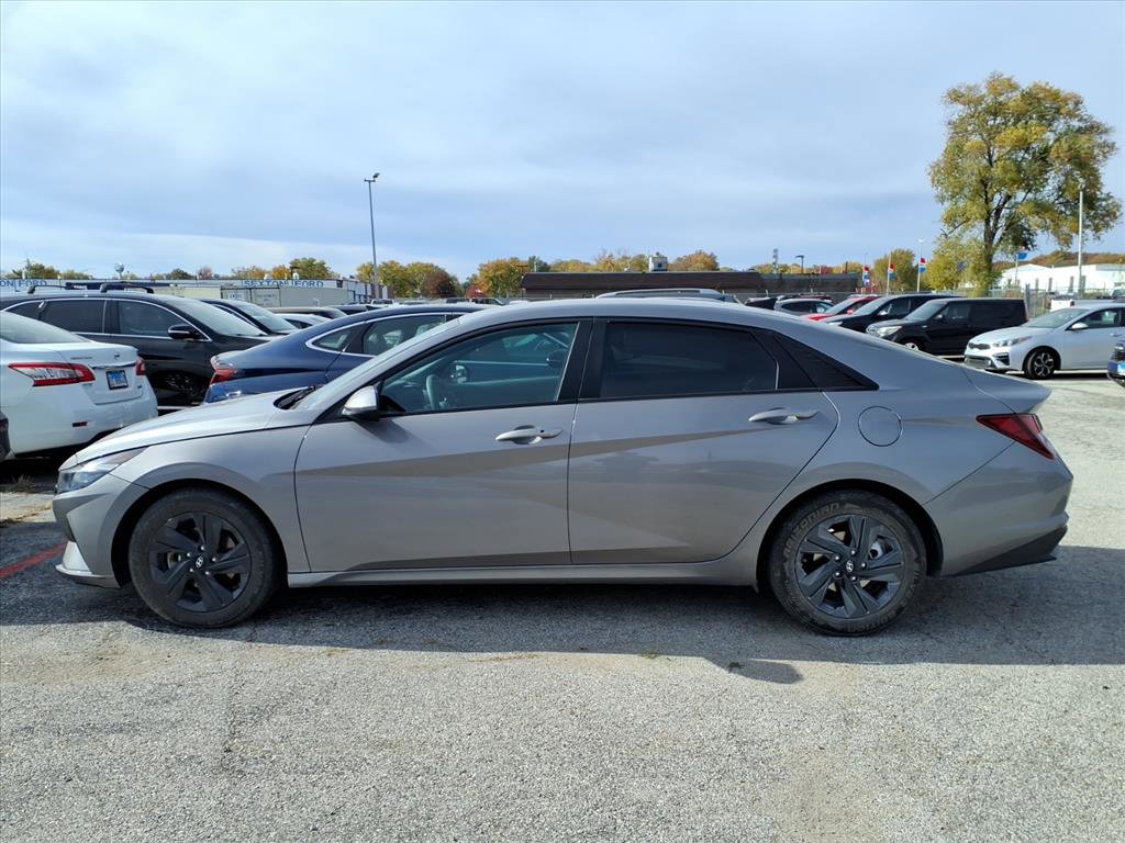 2023 Hyundai Elantra SEL photo 2