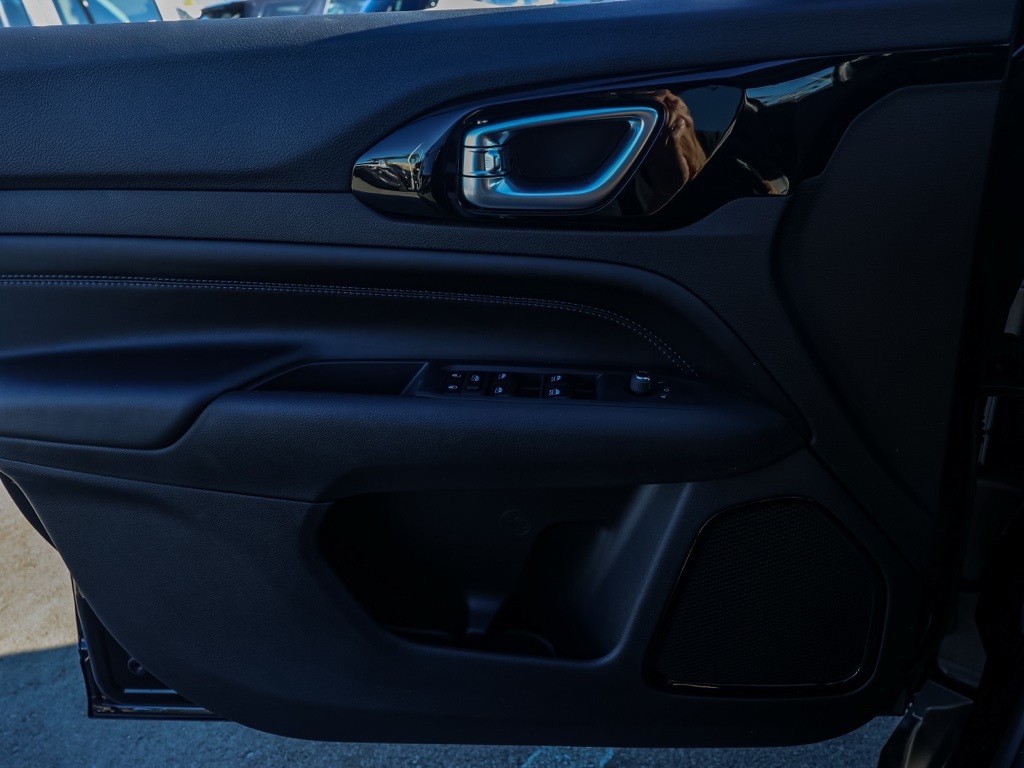 New 2026 Diamond Black Crystal Pearl-Coat Exterior Paint Jeep Latitude image 21