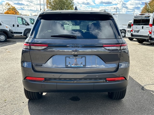 2025 Jeep Grand Cherokee Limited photo 3