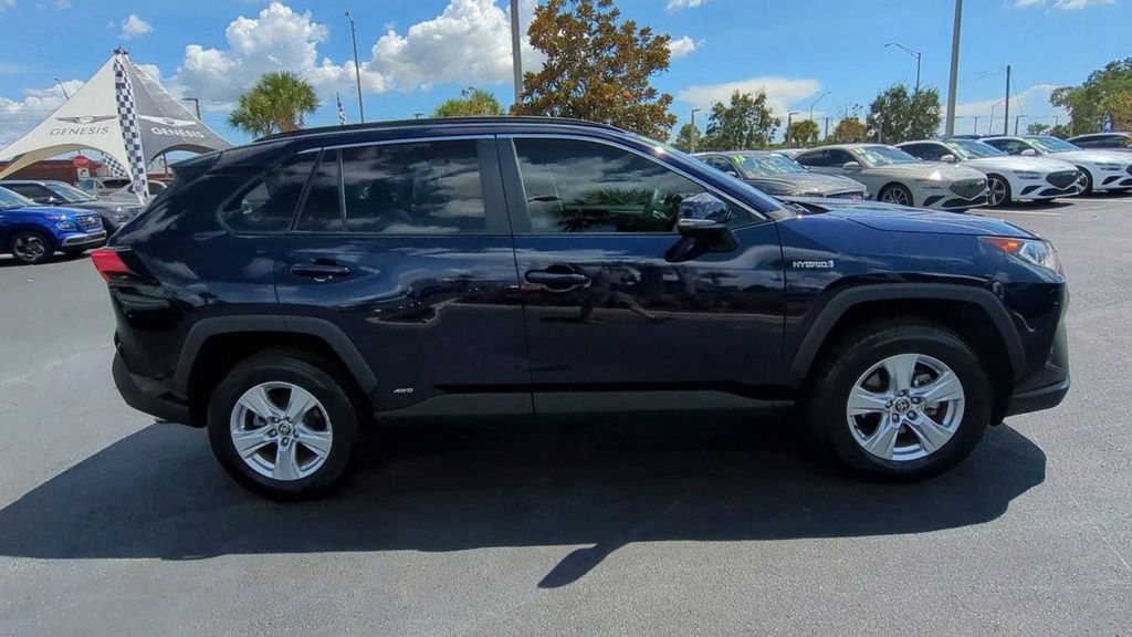 2021 Toyota RAV4 Hybrid XLE photo 8
