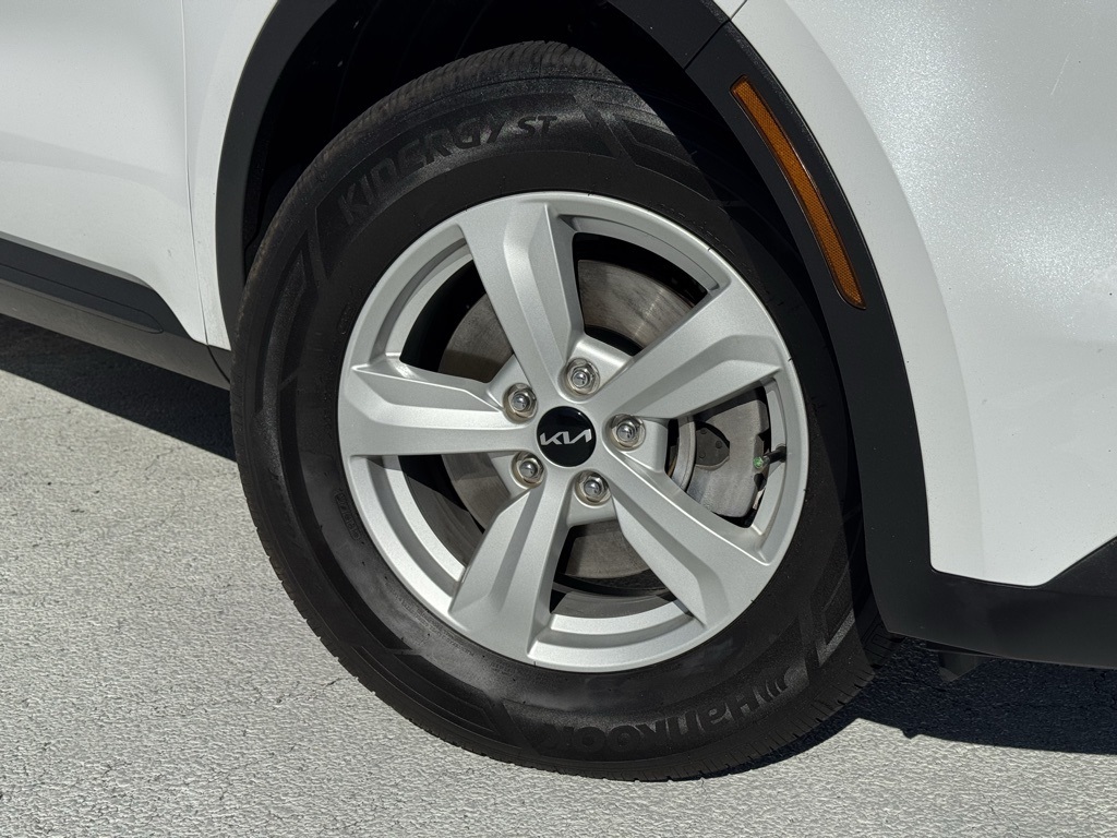 2023 Kia Sorento LX photo 4