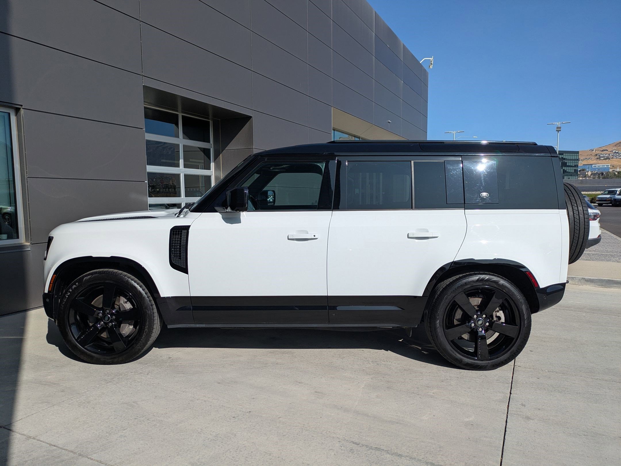 2022 Land Rover Defender 110 X-Dynamic HSE photo 9